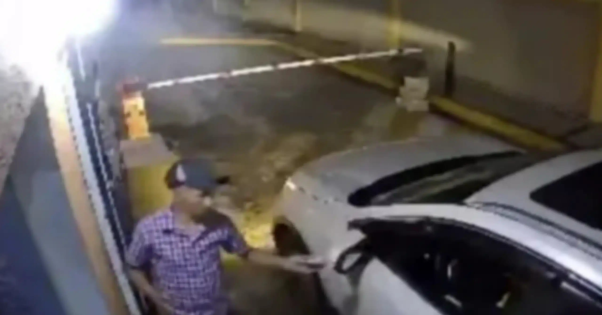 Agente arresta a vigilante por cédula